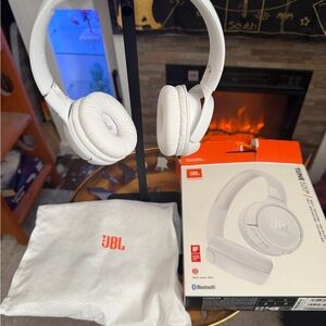 JBL Tune 520BTP White Bluetooth Headphones